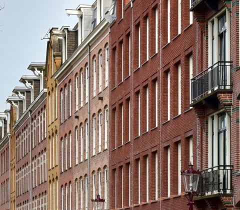 Nieuwe woonminister Boekholt-O’Sullivan pleit voor versoepeling middenhuurregels en aanpak uitponden