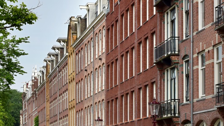 Nieuwe woonminister Boekholt-O’Sullivan pleit voor versoepeling middenhuurregels en aanpak uitponden