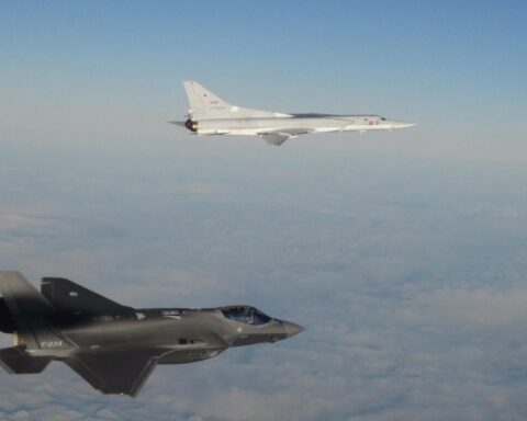 Onderzoeksraad roept op tot duidelijkere maatregelen tegen risico's van botsingen tussen straaljagers en civiele luchtvaart