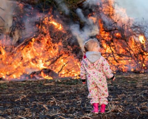 Paasvuren ontstoken in Nederland ondanks strenge regels en toenemende kosten