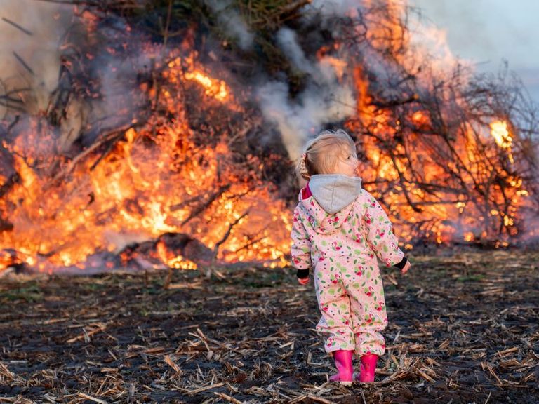 Paasvuren ontstoken in Nederland ondanks strenge regels en toenemende kosten