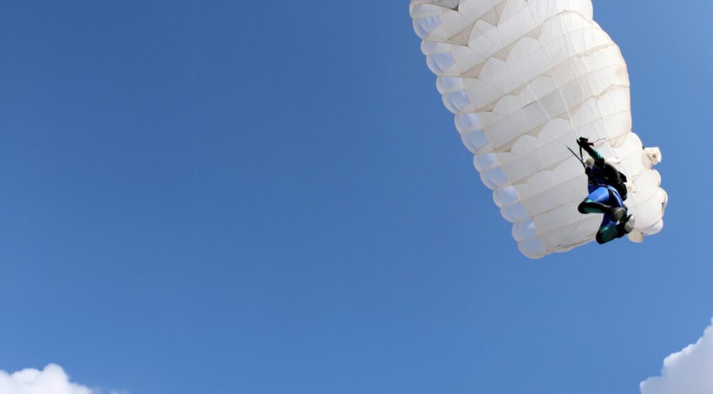 Parachutist overleden in Rhoon na mislukte reanimatie