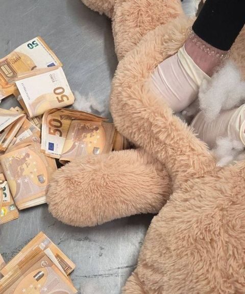 Politie ontdekt 50.000 euro aan contant geld in teddybeer in Beek