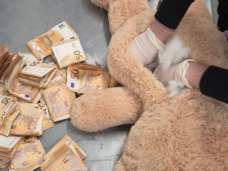 Politie ontdekt 50.000 euro aan contant geld in teddybeer in Beek