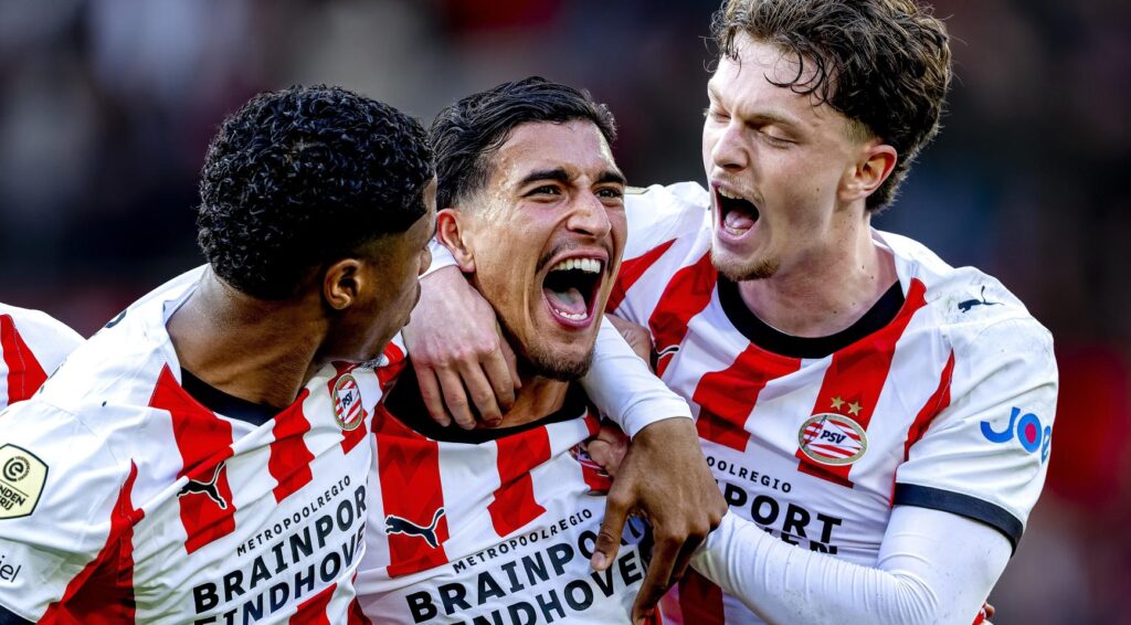PSV op rand van titel na dramatische 4-3 overwinning op Utrecht