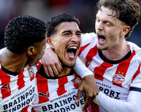 PSV op rand van titel na dramatische 4-3 overwinning op Utrecht
