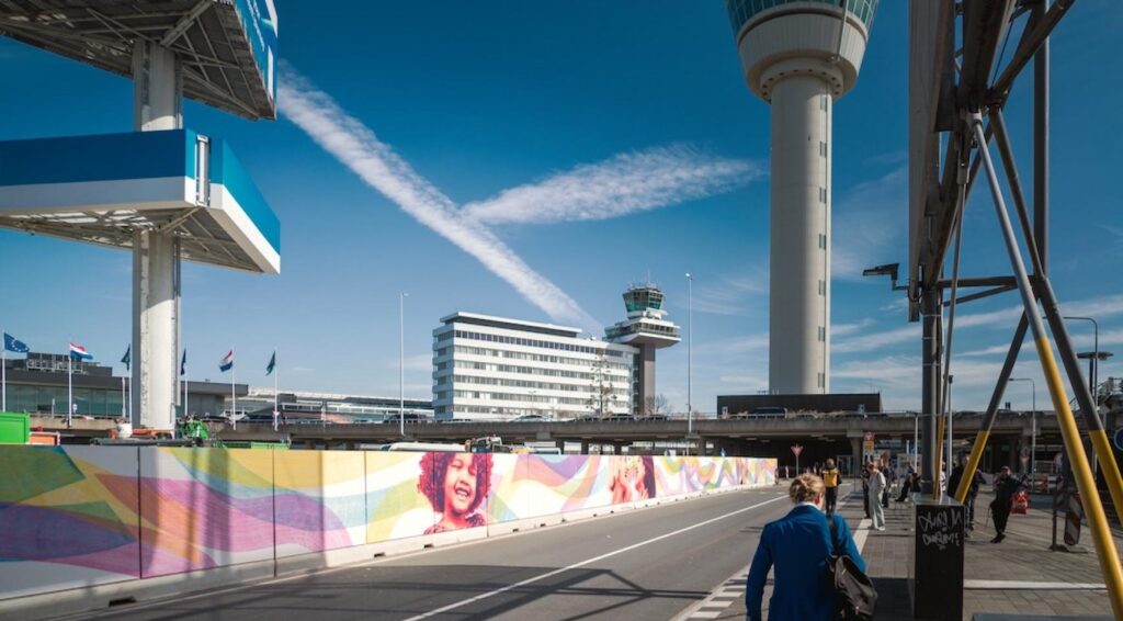 Schiphol transformeert 690 meter lange bouwzone tot grootste street art mural van Nederland