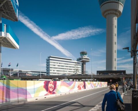 Schiphol transformeert 690 meter lange bouwzone tot grootste street art mural van Nederland
