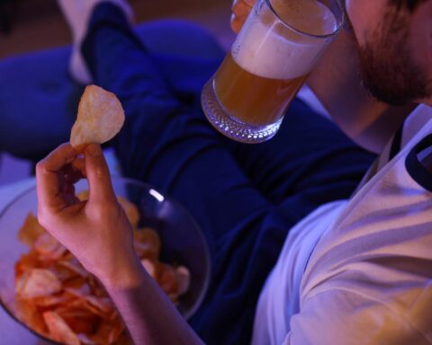 Snackgedrag 's nachts verhoogt risico op diabetes en gewichtstoename, blijkt uit onderzoek