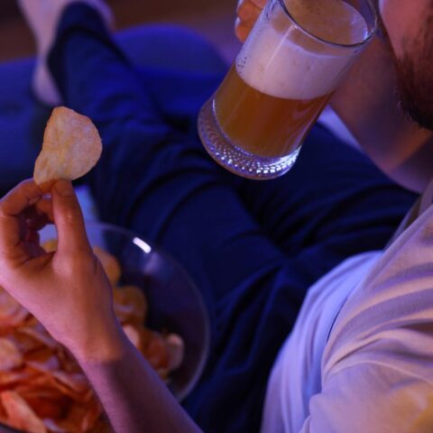 Snackgedrag 's nachts verhoogt risico op diabetes en gewichtstoename, blijkt uit onderzoek