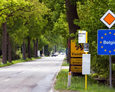 Steeds meer Nederlanders gaan de grens over om te tanken in België, meldt ABN Amro