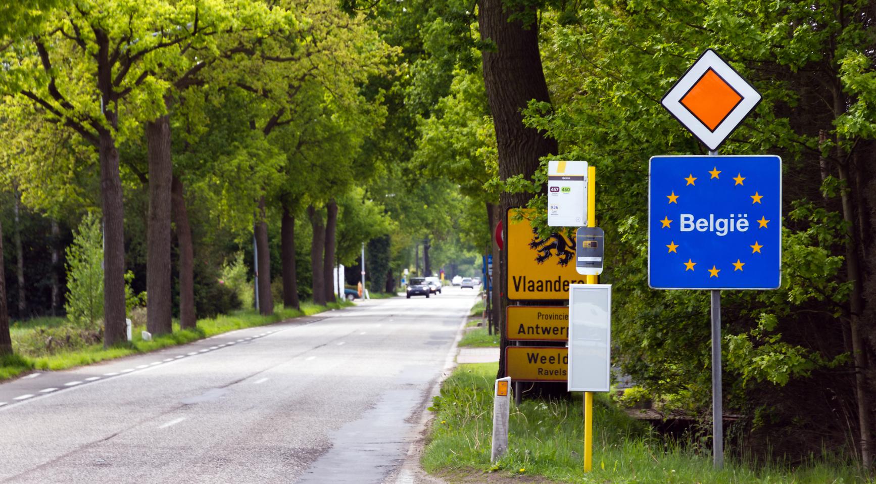 Steeds meer Nederlanders gaan de grens over om te tanken in België, meldt ABN Amro