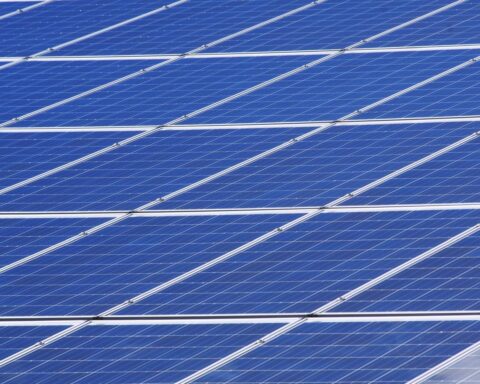 Steigende brandstofprijzen door de oorlog in Iran stimuleren vraag naar warmtepompen en zonnepanelen in Nederland