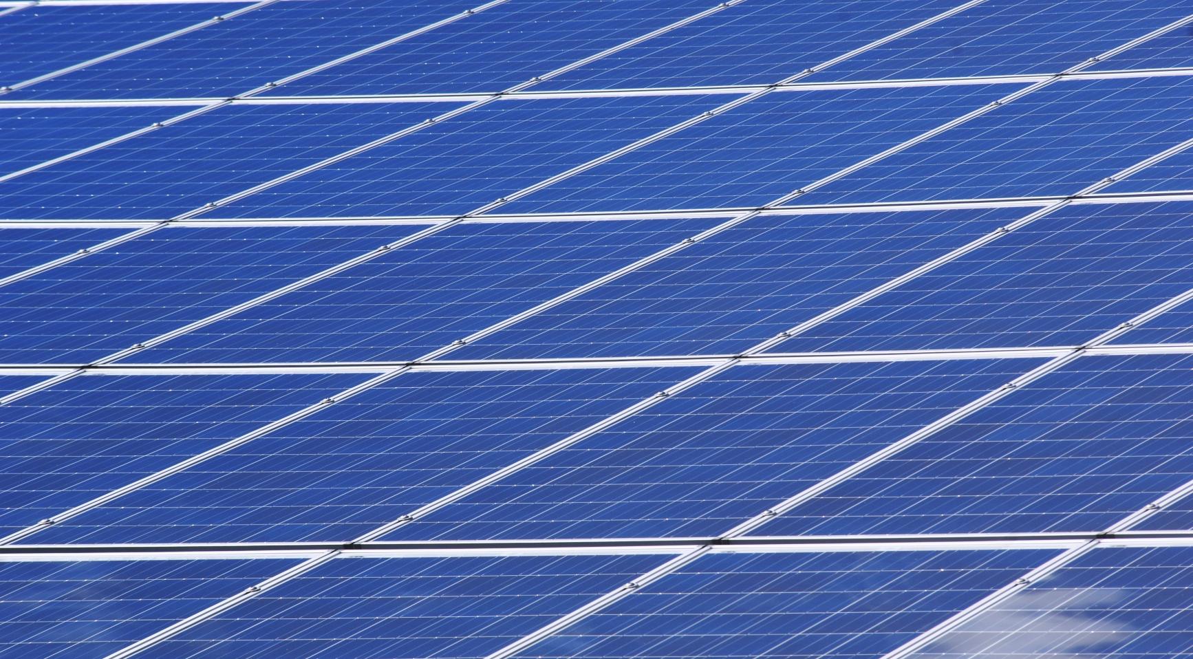 Steigende brandstofprijzen door de oorlog in Iran stimuleren vraag naar warmtepompen en zonnepanelen in Nederland