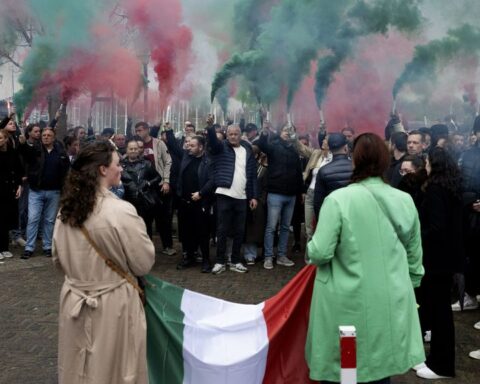 Stille tocht voor Dario (29), neergestoken bij café in Hoorn