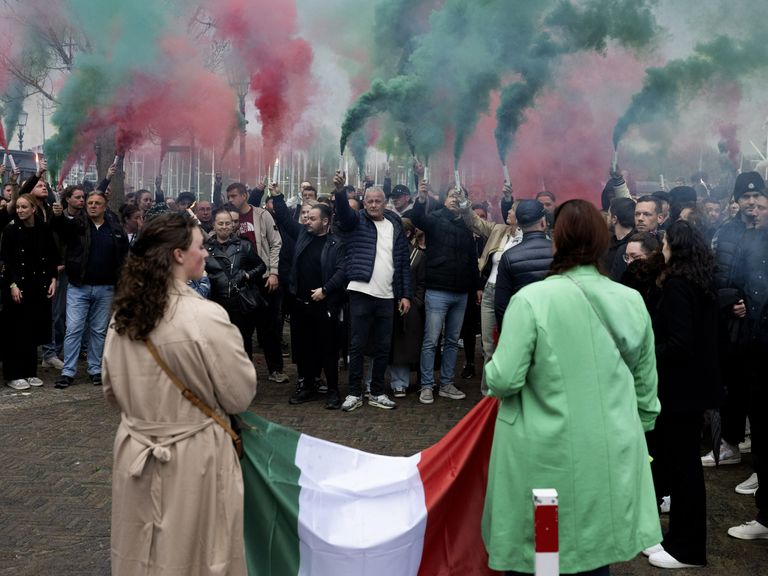 Stille tocht voor Dario (29), neergestoken bij café in Hoorn