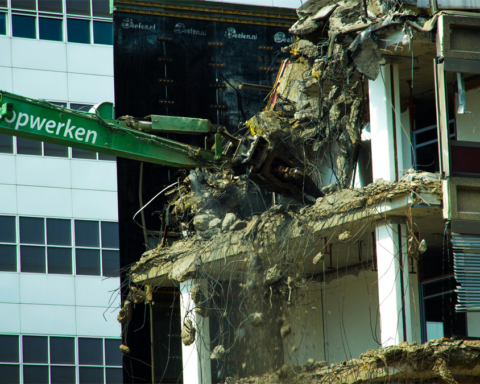 Stop met slopen en herverdeelt de bestaande woonruimte in Nederland