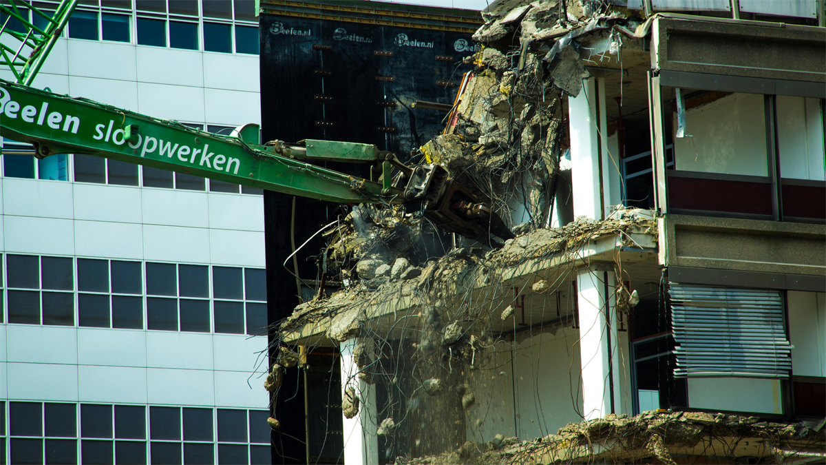 Stop met slopen en herverdeelt de bestaande woonruimte in Nederland
