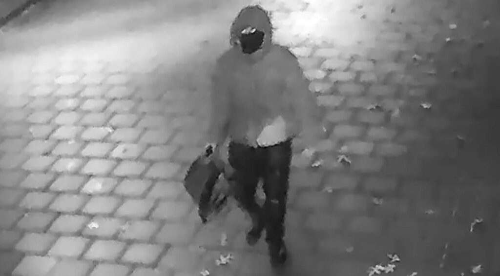 Tiener aangehouden, beschuldigd van terrorisme na explosie kantoor in Amsterdam Zuidas