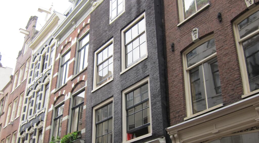 Toegenomen TikTok-gestuurde toerisme onder druk zet inwoners in Amsterdam's Negen Straatjes