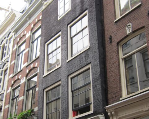 Toegenomen TikTok-gestuurde toerisme onder druk zet inwoners in Amsterdam's Negen Straatjes