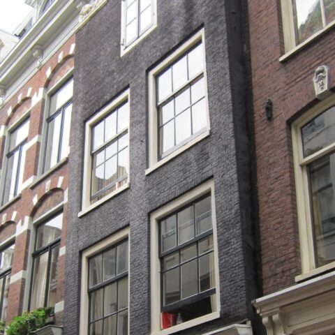 Toegenomen TikTok-gestuurde toerisme onder druk zet inwoners in Amsterdam's Negen Straatjes