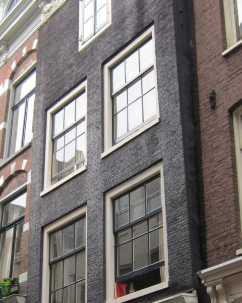 Toegenomen TikTok-gestuurde toerisme onder druk zet inwoners in Amsterdam's Negen Straatjes