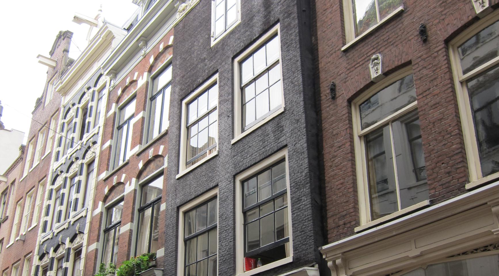 Toegenomen TikTok-gestuurde toerisme onder druk zet inwoners in Amsterdam's Negen Straatjes