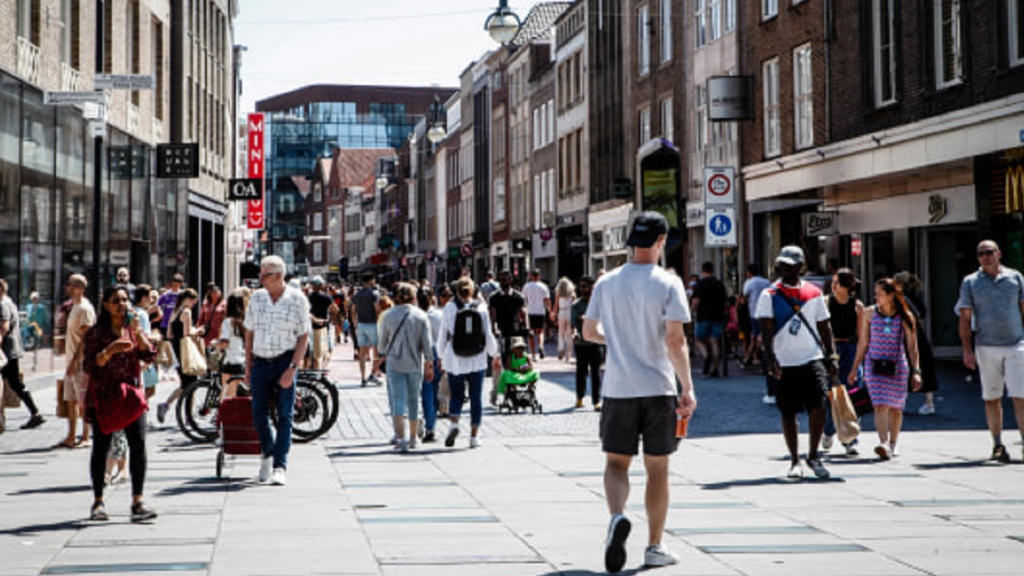 Toerisme versnelt monoculturalisering van winkelaanbod in Europese steden, inclusief Amsterdam