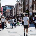 Toerisme versnelt monoculturalisering van winkelaanbod in Europese steden, inclusief Amsterdam