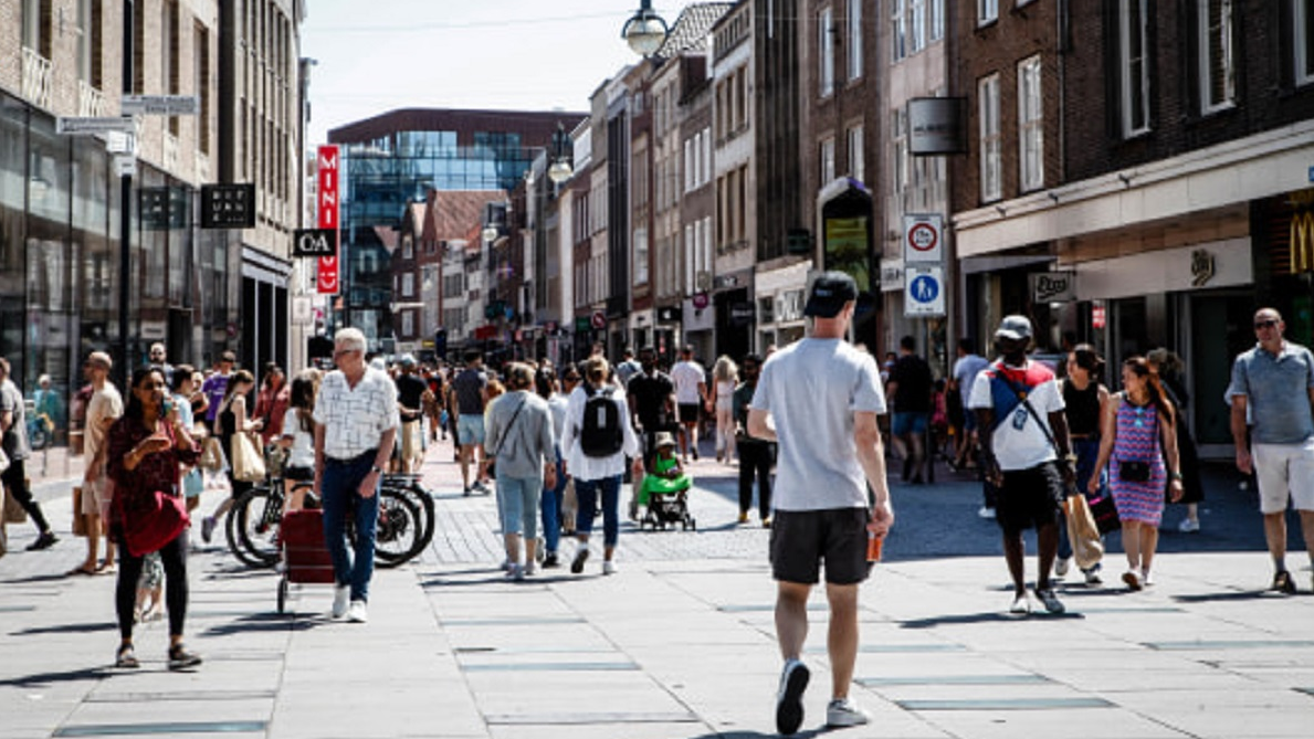 Toerisme versnelt monoculturalisering van winkelaanbod in Europese steden, inclusief Amsterdam