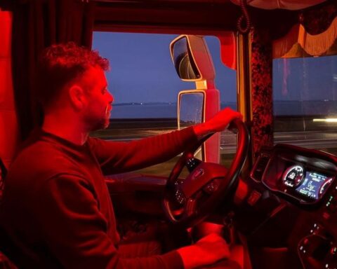 Truckers protesteren op Afsluitdijk en A4 tegen hoge brandstofprijzen