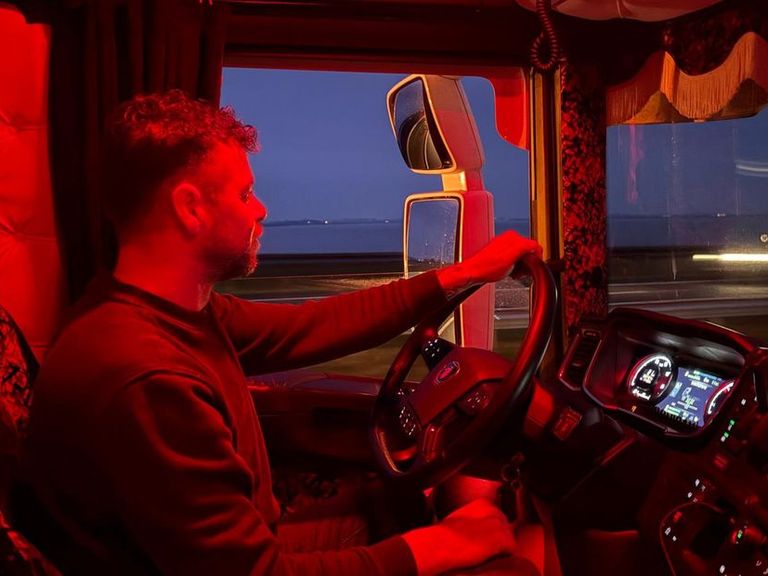 Truckers protesteren op Afsluitdijk en A4 tegen hoge brandstofprijzen