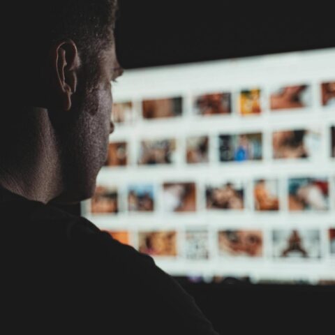 Twee derde van de jongeren heeft seksuele geweldbeelden gezien, vaak al op jonge leeftijd