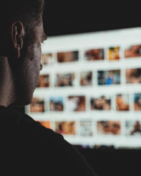 Twee derde van de jongeren heeft seksuele geweldbeelden gezien, vaak al op jonge leeftijd