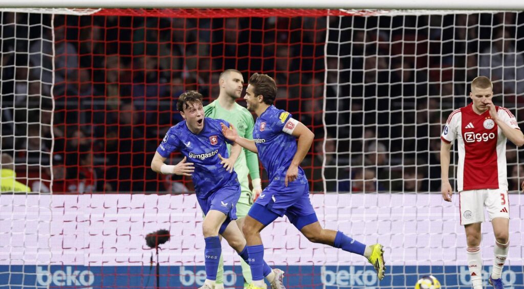 Twente wint van Ajax in Amsterdam en stijgt op de ranglijst