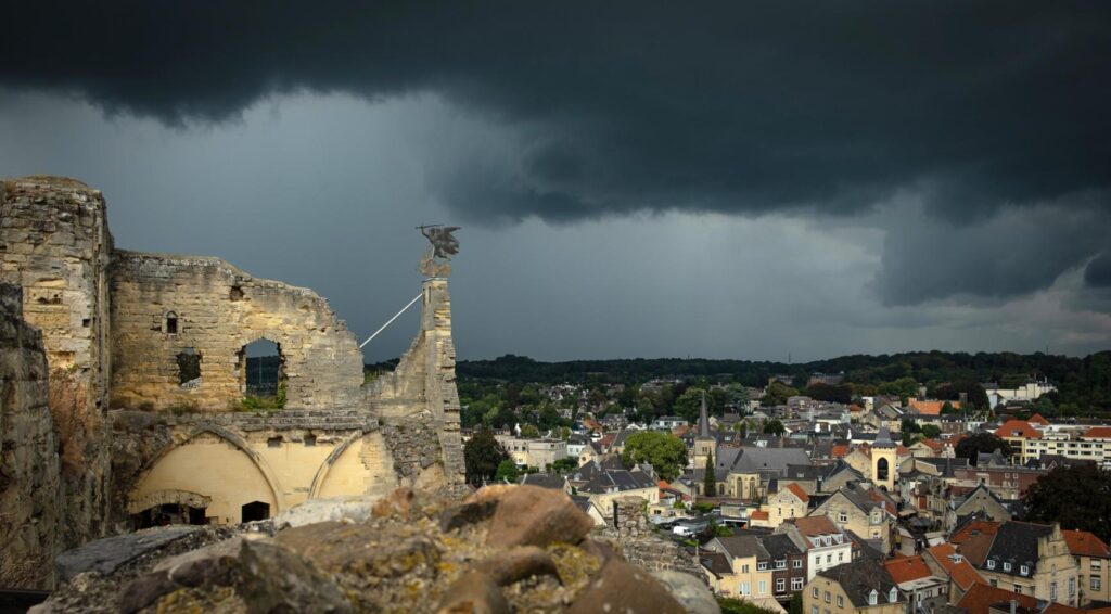 Valkenburg investeert €80 miljoen in waterdefensie ter preventie van ernstige overstromingen zoals in 2021