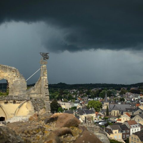 Valkenburg investeert €80 miljoen in waterdefensie ter preventie van ernstige overstromingen zoals in 2021