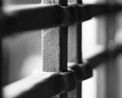 Verdachte van diefstal in Drents Museum ontkent betrokkenheid en wijst schikking af voor de rechtszaak