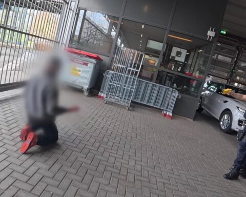 Video: Man aangehouden met messen op Tefaf blijkt chef te zijn uit Maastricht