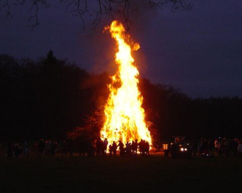 Video: paasvuren aangestoken in Nederland; traditie onder druk