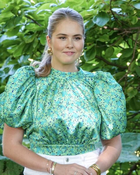 Video: Prinses Amalia trekt grote menigte in Amsterdam tijdens rondleiding met burgemeester Halsema