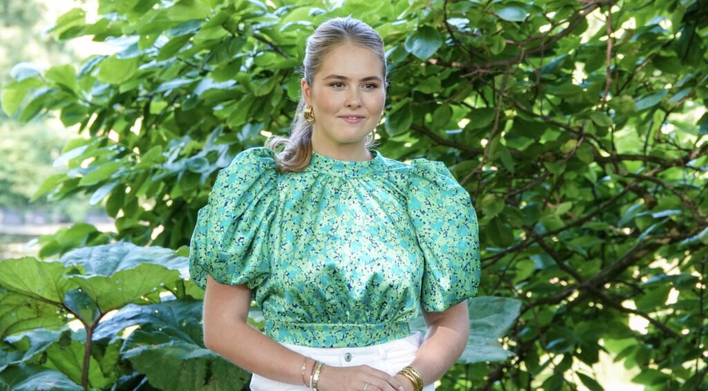 Video: prinses Amalia trekt publiek in de Wallen van Amsterdam tijdens tour met burgemeester Halsema