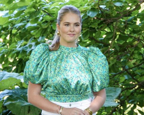 Video: prinses Amalia trekt publiek in de Wallen van Amsterdam tijdens tour met burgemeester Halsema