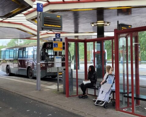 Vrachtiger aanvallen Rotterdamse buschauffeur door dezelfde passagier, politieonderzoek gestart