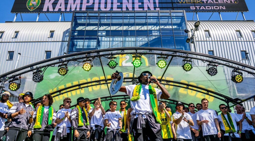Vuurwerk en muziek terwijl ADO Den Haag-fans het kampioenschap vieren
