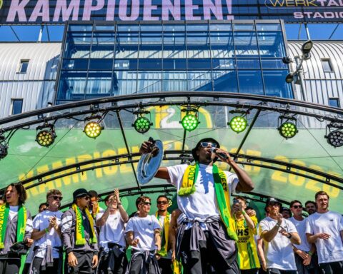 Vuurwerk en muziek terwijl ADO Den Haag-fans het kampioenschap vieren