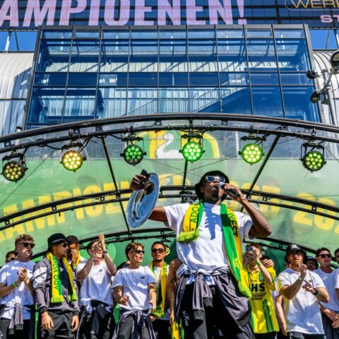 Vuurwerk en muziek terwijl ADO Den Haag-fans het kampioenschap vieren