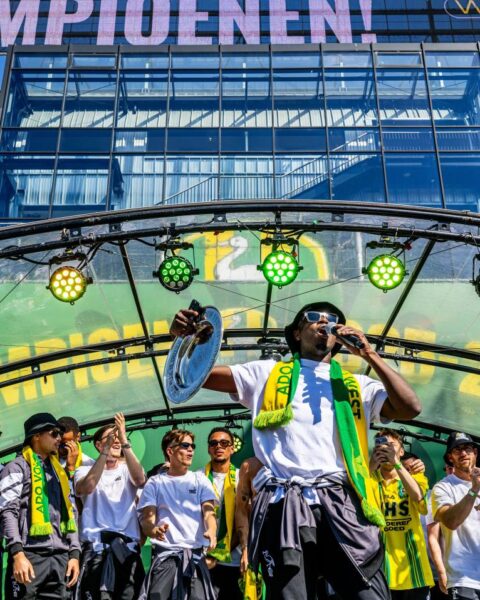 Vuurwerk en muziek terwijl ADO Den Haag-fans het kampioenschap vieren