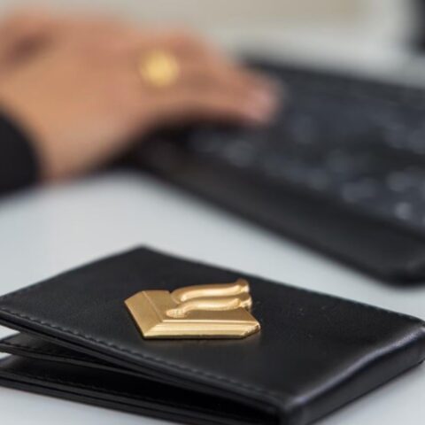 Wachtijden en het aantal afgebroken oproepen bij niet-spoedeisende politielijn stijgen scherp